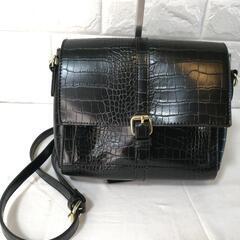 光沢　クロコ型押しショルダーバッグ　ブラック