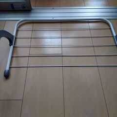 ベランダに引っ掛けて使う物干しの画像