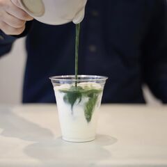 点てたてのお抹茶が話題の築地のマッチャスタンド！白基調の綺麗な店...
