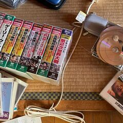 相当昔のミニコンポ(SC-PM710SD) と、おまけの古いCD、DVDなどの画像