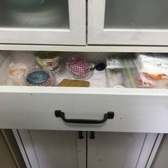 薄型食器棚 (+ 突っ張り棒)の画像