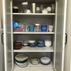 薄型食器棚 (+ 突っ張り棒)の画像