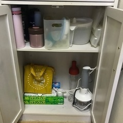 薄型食器棚 (+ 突っ張り棒)の画像