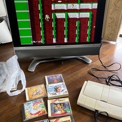 古いゲーム機と32型テレビとPC98