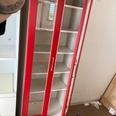 食器棚レッドの画像