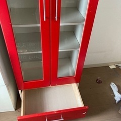 食器棚レッドの画像