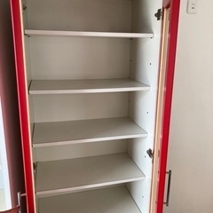 食器棚レッドの画像