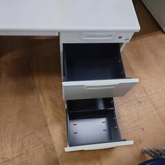 【愛品倶楽部柏店】　PLUS プラス 100幅 片袖机 鍵付きの画像