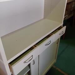 大きな食器棚の画像