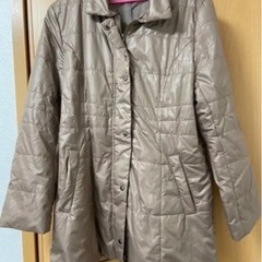 ベージュ　ダウンジャケット　ダウンコート
