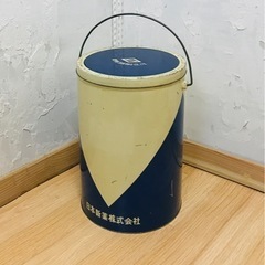 レトロなフタ付き缶の画像