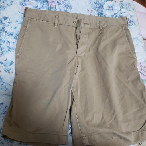 ユニクロのメンズショートパンツになります