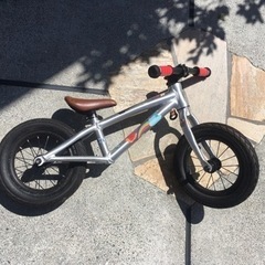 補助輪・ペダル無しの幼児用二輪車