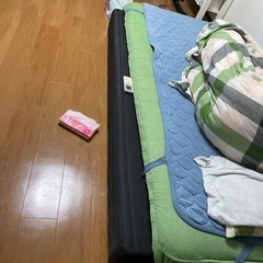 マットレス黒部分のみ　別途足つけること可能ですの画像