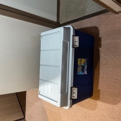 灯油ストッカーとポリタンク4本の画像