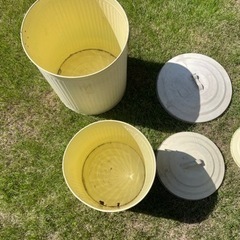 ブリキのゴミ箱セットの画像