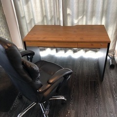オフィスデスクとオフィスチェア差し上げます。