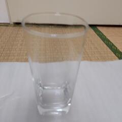 ガラスの四角い花瓶の画像