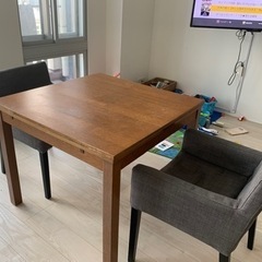 IKEAのテーブルとイス