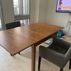 IKEAのテーブルとイスの画像