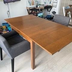 IKEAのテーブルとイスの画像
