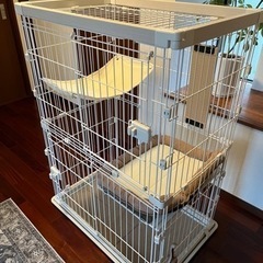 ネコのケージ、トイレ、爪研ぎ、ベッドのセットの画像