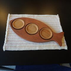 デンマークより入荷した、魚の形をしたチーク材 プレートとコースターのセットです。愛らしい魚のデザインが魅力の北欧雑貨♪使うほどに味わいが出てくるウッドプレートはディスプレイにもオススメです。CI309の画像