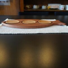 デンマークより入荷した、魚の形をしたチーク材 プレートとコースターのセットです。愛らしい魚のデザインが魅力の北欧雑貨♪使うほどに味わいが出てくるウッドプレートはディスプレイにもオススメです。CI309の画像