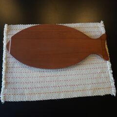 デンマークより入荷した、魚の形をしたチーク材 プレートとコースターのセットです。愛らしい魚のデザインが魅力の北欧雑貨♪使うほどに味わいが出てくるウッドプレートはディスプレイにもオススメです。CI309の画像