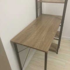 ラック付きデスクの画像