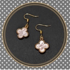 【500】No.8 ピンクシェルフラワーピアス