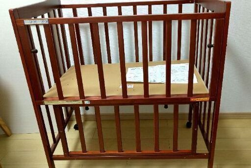 西松屋のベビーベッドです。マットレスも付きます。