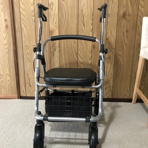 介護用品　イス使用にもなる歩行器