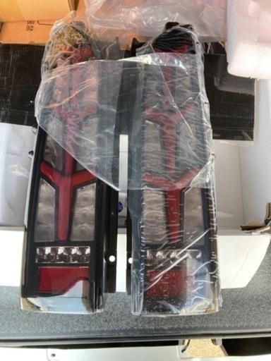 ハイエース　テールライト　左右　片側新品