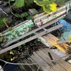 補修前提の船？ボート？の画像