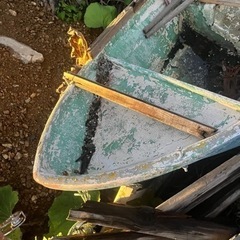 補修前提の船？ボート？の画像