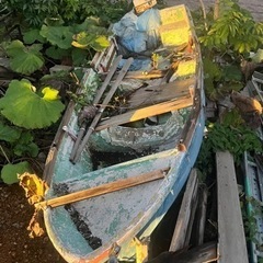 補修前提の船？ボート？の画像