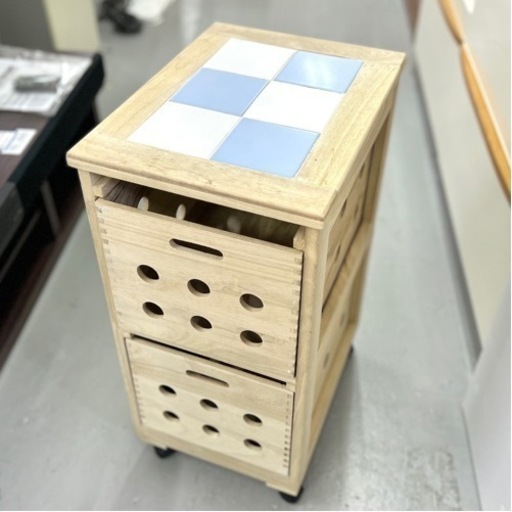 木目とタイルがかわいい収納棚