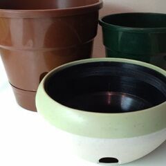 【差し上げます】プラスチック製植木鉢　給水機能有り