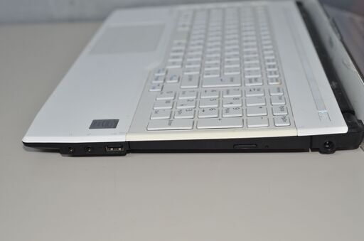 最新Windows11+office 爆速SSD525GB 富士通 AH53/M Core i7-4702MQ/メモリ8GB/15.6インチ/DVDマルチ/HDMI/無線/テンキー/便利なソフト多数 最新Windows11+office 爆速SSD525GB 富士通 AH53/M Core i7-4702MQ/メモリ8GB/15.6インチ/DVDマルチ/HDMI/無線/テンキー/便利なソフト多数