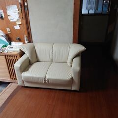 2人掛けソファー無料で譲ります