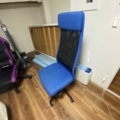 青色のおしゃれなイスです