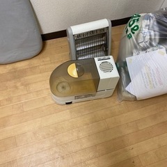 小さなおしゃれなストーブと加湿器セットの画像