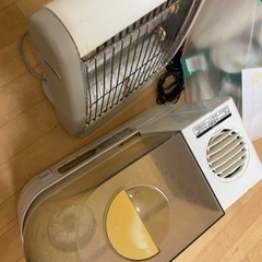 小さなおしゃれなストーブと加湿器セットの画像