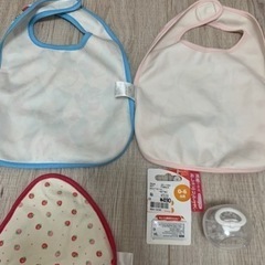 食事エプロン　おしゃぶり　赤ちゃんセット売りの画像