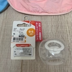食事エプロン　おしゃぶり　赤ちゃんセット売りの画像