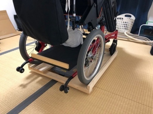 車椅子に乗って体重が測れる台　（車椅子体重計　バリアフリースケール）