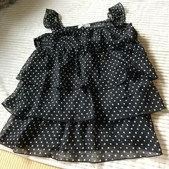 オフショルダーのブラウス