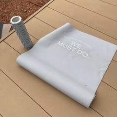 ヨガマットと背中の棒？