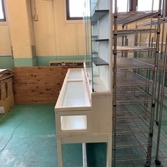 【店舗引き取り限定】大型　木製　ショーケース　収納家具の画像